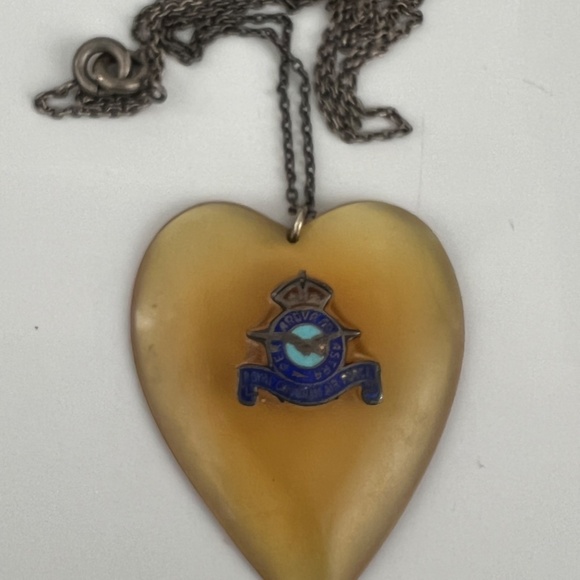 Vintage WWII Royal Canadian Air Force Pilot Lucite Sweetheart Heart Pendant 40's - Picture 4 of 9